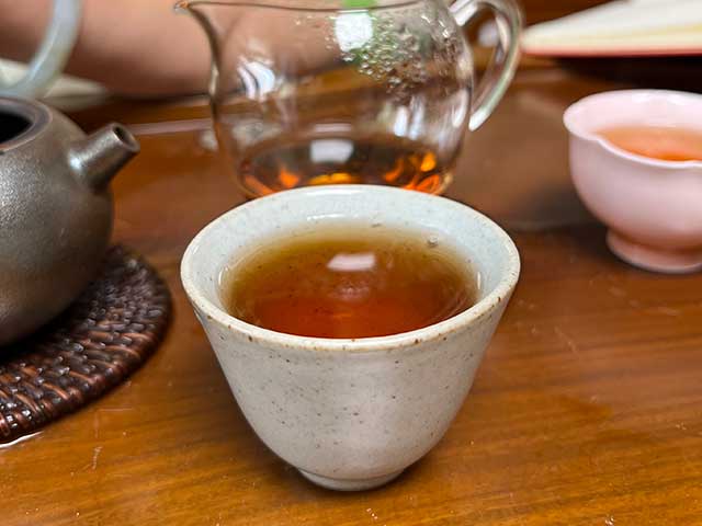 图为昆明仓1999年红丝带绿印熟茶品鉴第七道汤体