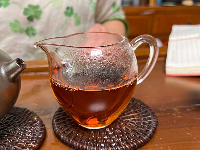 图为昆明仓1999年红丝带绿印熟茶品鉴第八道汤体