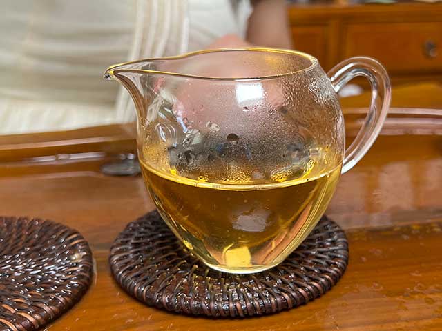 图为90年代1994年7542青饼品鉴头道茶汤