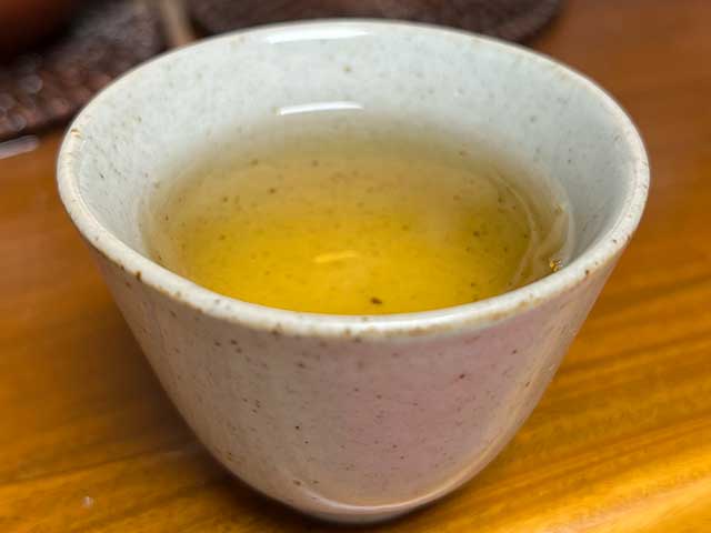 图为90年代1994年7542青饼品鉴第八道茶汤