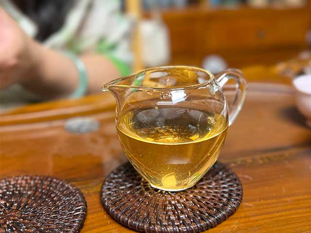 图为芊芷源2018年老班章古树黄金叶洗茶润茶汤体