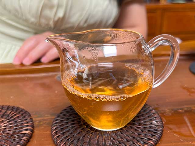 图为私藏茶2006年易武醇香沱品鉴头道汤体