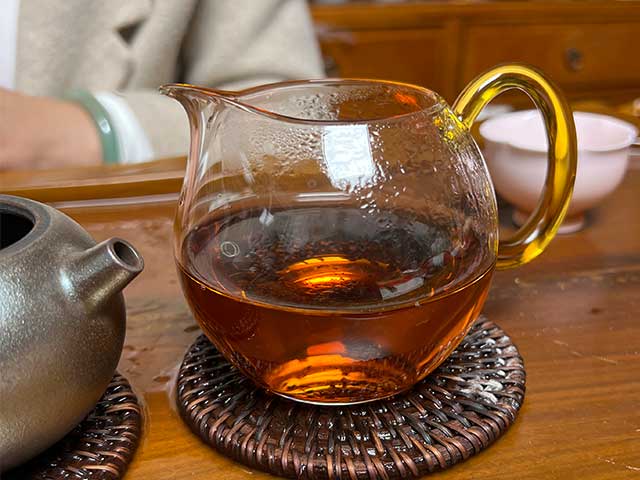 图为90年代销台砖250克熟茶砖