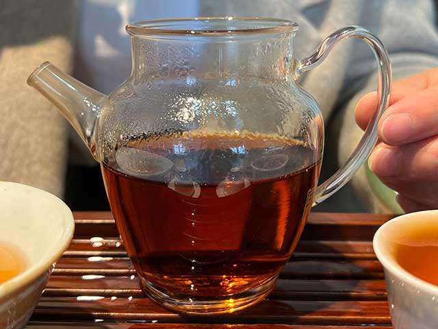 图为90年代销台砖250克熟茶砖品鉴头道汤体