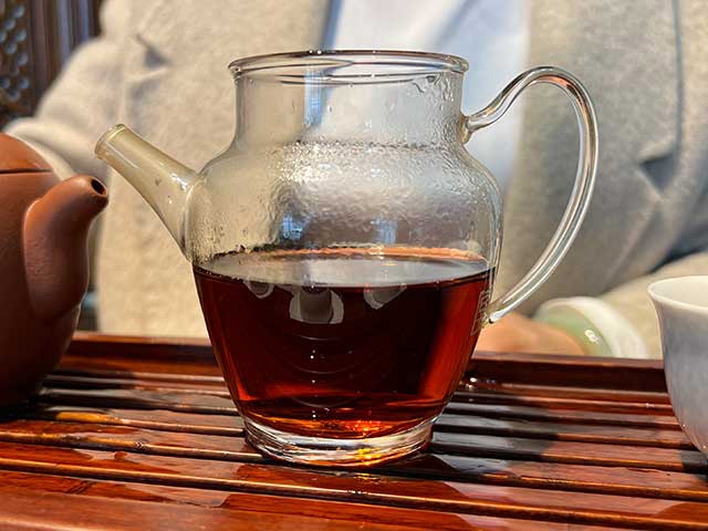 图为90年代销台砖250克熟茶砖品鉴第二道汤体
