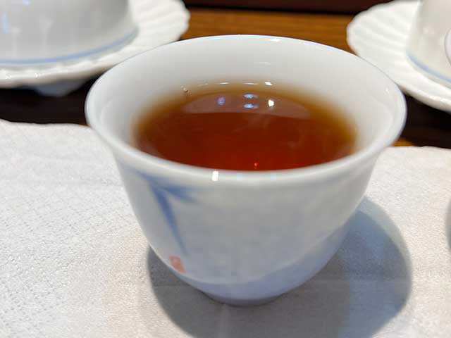 图为90年代销台砖250克熟茶砖品鉴第二道汤体