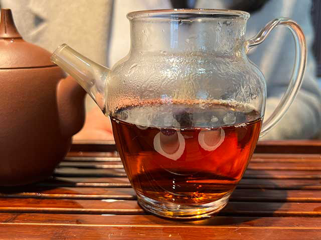 图为90年代销台砖250克熟茶砖品鉴第五道汤体