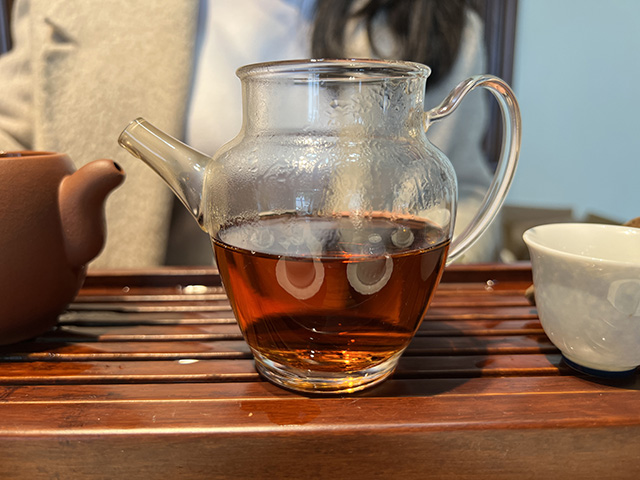 图为90年代销台砖250克熟茶砖品鉴第六道汤体