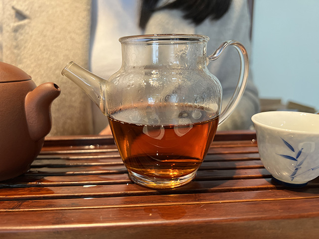图为90年代销台砖250克熟茶砖品鉴第八道汤体