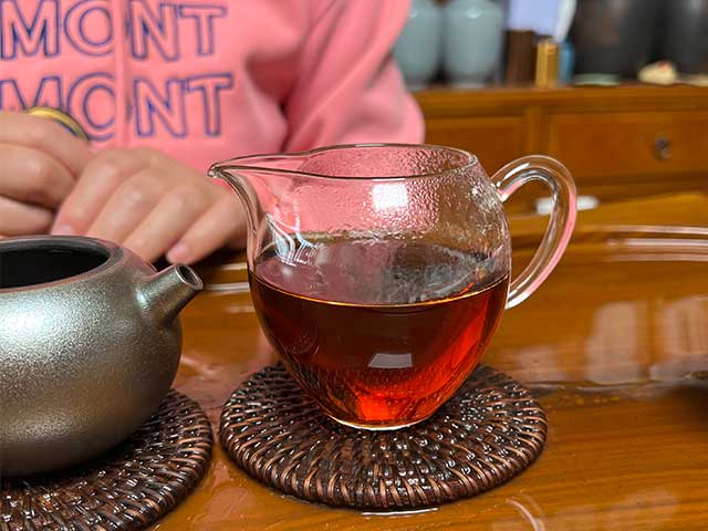 图为1998年7572黄印熟普洗茶润茶第二道茶汤
