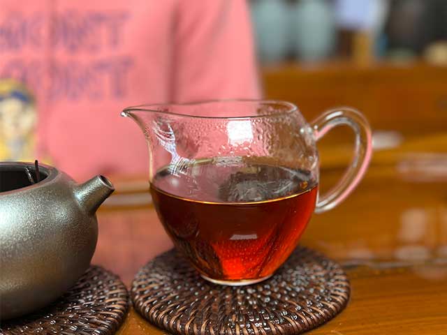 图为1998年7572黄印熟普品鉴头道茶汤