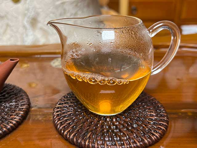 图为勐海茶厂2001年老黄印品鉴头道汤体