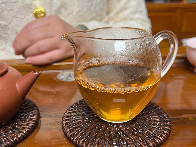 图为勐海茶厂2001年老黄印品鉴第3道汤体