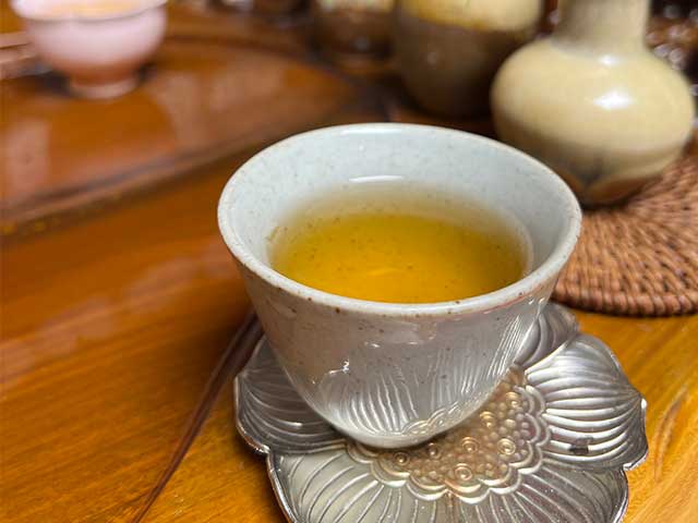 图为勐海茶厂2001年老黄印品鉴第4道汤体