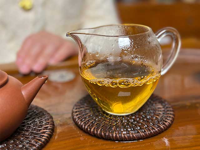 图为勐海茶厂2001年老黄印品鉴第5道汤体
