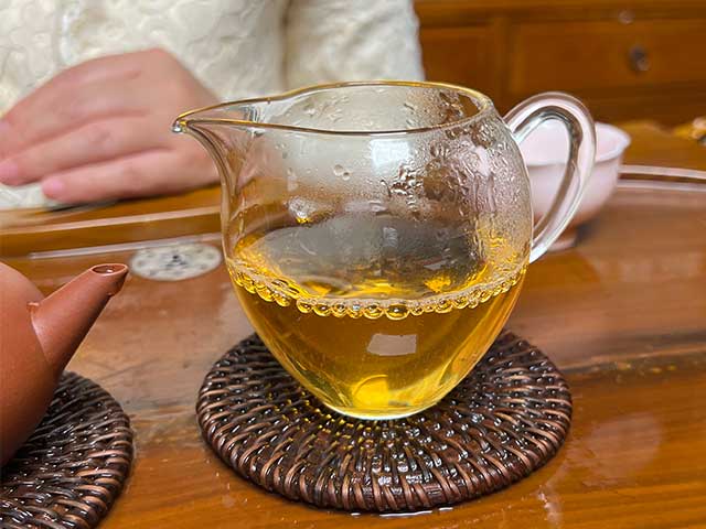 图为勐海茶厂2001年老黄印品鉴第6道汤体