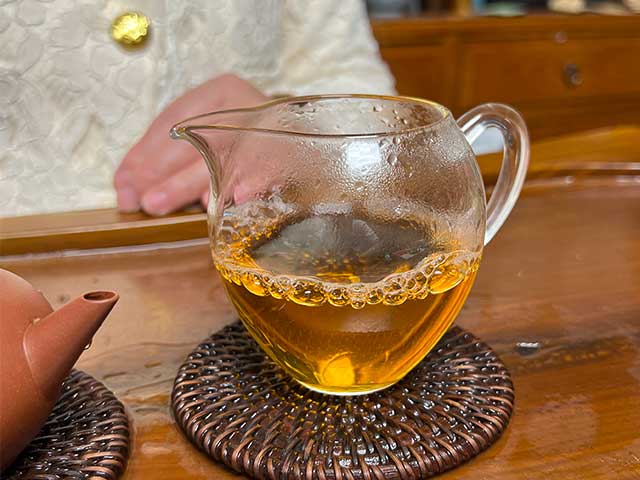 图为勐海茶厂2001年老黄印品鉴第11道汤体