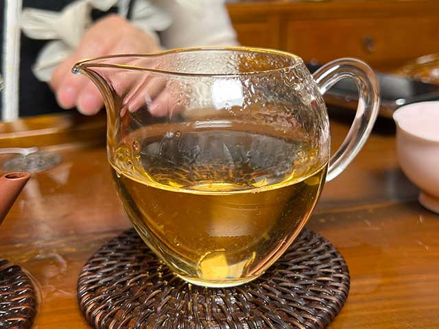 图为紫玉茶厂2006年忙肺老茶洗茶润茶第二道汤体