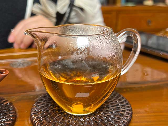 图为紫玉茶厂2006年忙肺老茶品鉴第3道茶汤