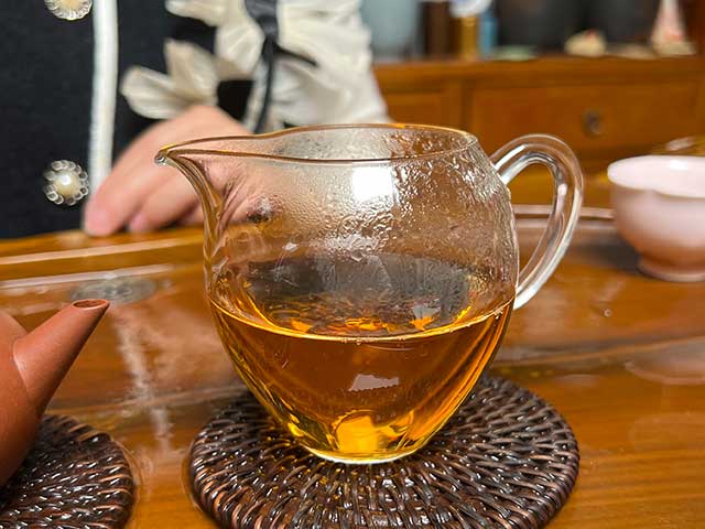 图为紫玉茶厂2006年忙肺老茶品鉴第4道茶汤