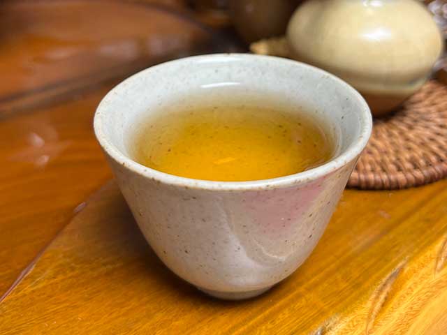 图为紫玉茶厂2006年忙肺老茶品鉴第6道茶汤