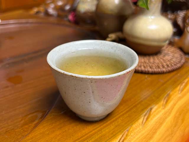 图为2020年忙肺古树小饼品鉴第三道茶汤