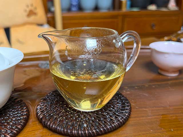 图为2020年忙肺古树小饼品鉴第八道茶汤