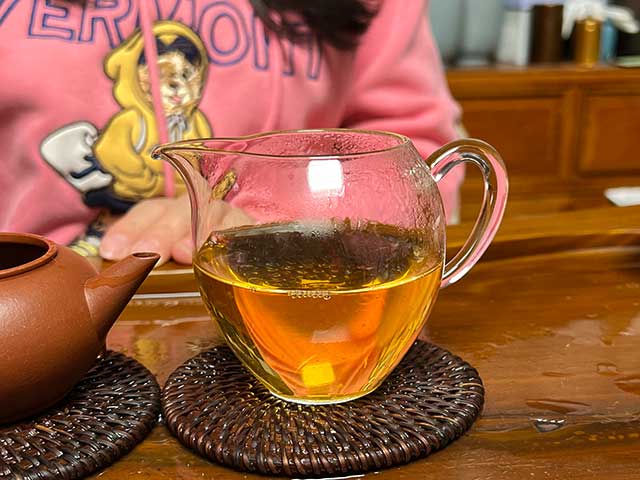 图为贡沱驿2006年景迈古树茶品鉴第二道茶汤