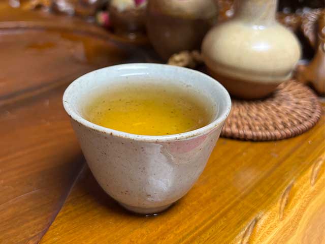 图为贡沱驿2006年景迈古树茶品鉴第八道茶汤