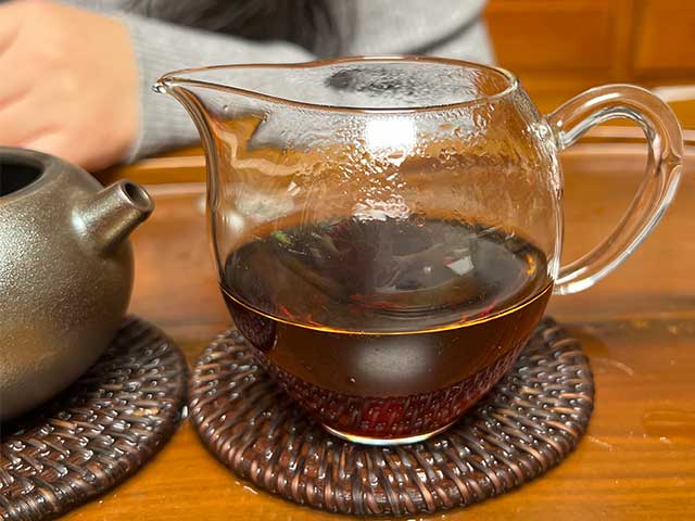 图为红版2020天雨粟班章熟砖品鉴头道茶汤