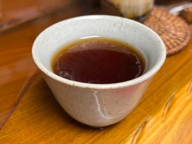 图为红版2020天雨粟班章熟砖品鉴头道茶汤
