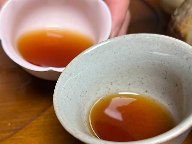 图为红版2020天雨粟班章熟砖品鉴第二道茶汤