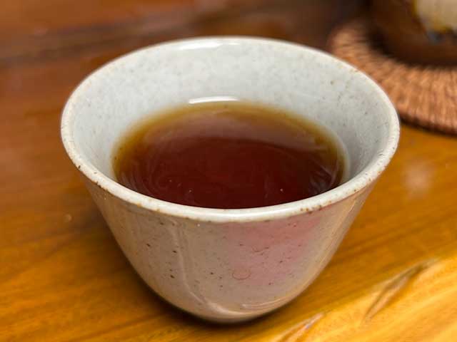 图为红版2020天雨粟班章熟砖品鉴第三道茶汤