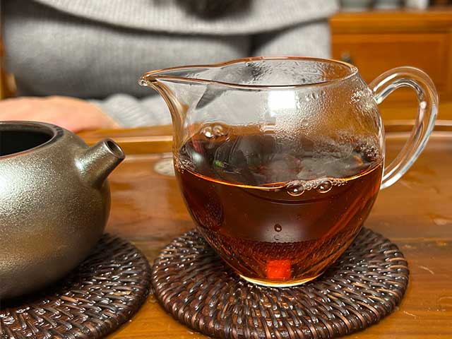 图为红版2020天雨粟班章熟砖品鉴第六道茶汤
