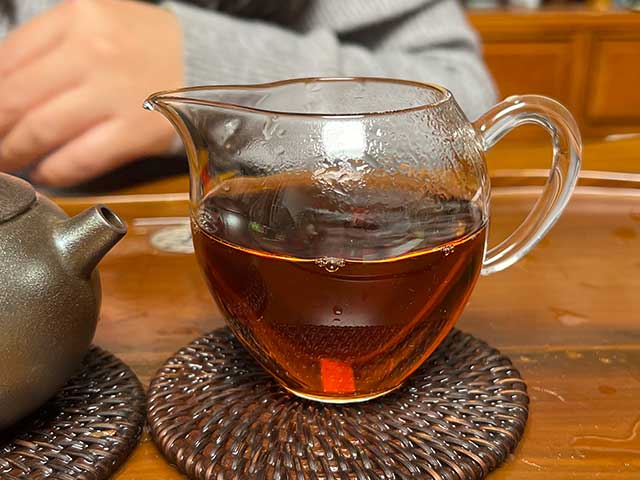图为红版2020天雨粟班章熟砖品鉴第7道茶汤