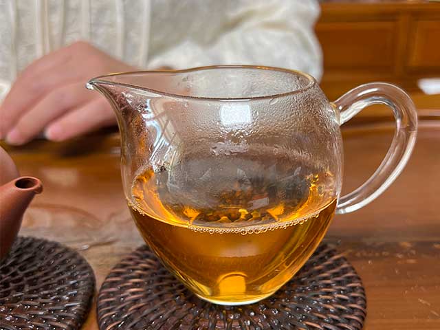 图为紫玉2005忙肺古树春尖400克饼品茗第四道茶汤