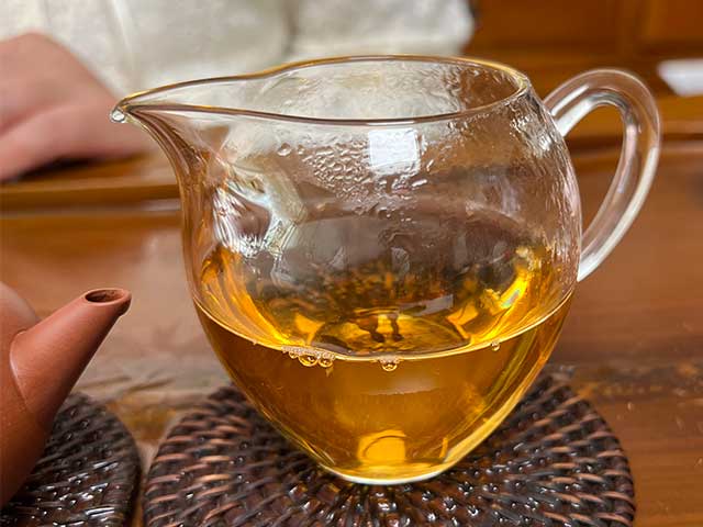 图为紫玉2005忙肺古树春尖400克饼品茗第五道茶汤
