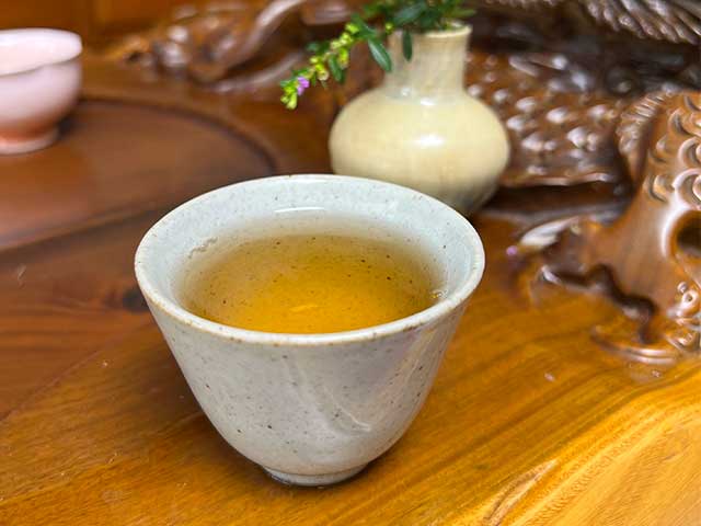 图为紫玉2005忙肺古树春尖400克饼品茗第七道茶汤