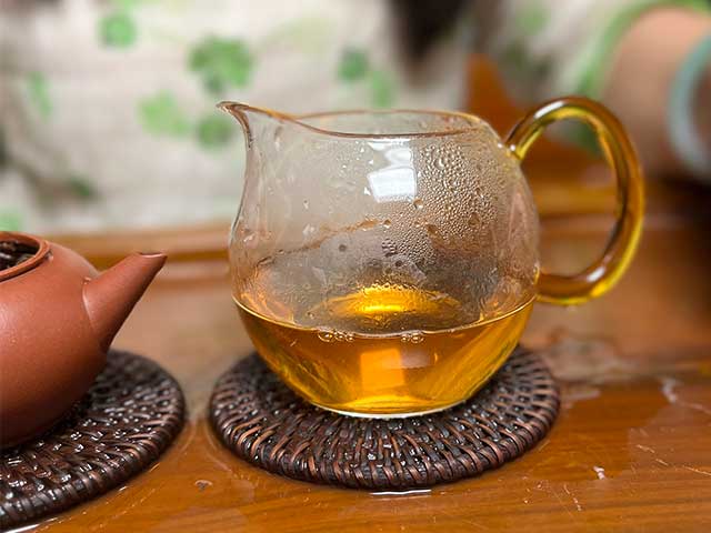 图为紫玉茶厂2006年忙肺老茶洗茶润茶第二道茶汤