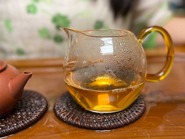 图为紫玉茶厂2006年忙肺老茶品茗头道茶汤