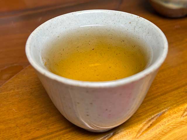 图为紫玉茶厂2006年忙肺老茶品茗第四道茶汤