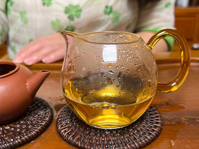 图为紫玉茶厂2006年忙肺老茶品茗第五道茶汤