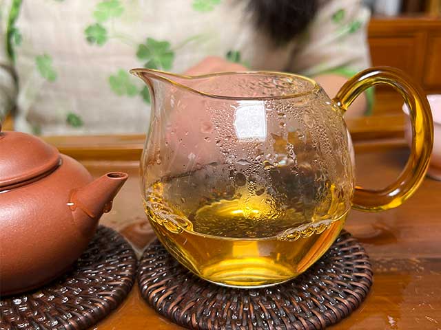 图为紫玉茶厂2006年忙肺老茶品茗第六道茶汤