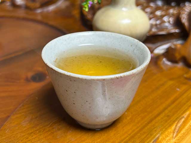 图为紫玉茶厂2006年忙肺老茶品茗第七道茶汤