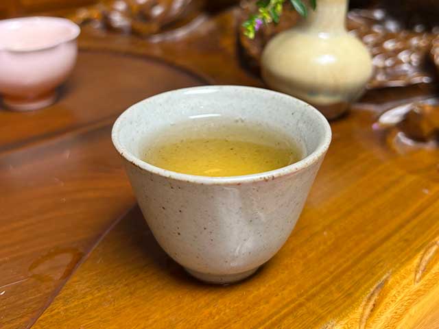 图为紫玉茶厂2006年忙肺老茶品茗第九道茶汤