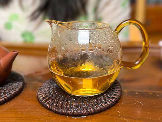 图为紫玉茶厂2006年忙肺老茶品茗第十道茶汤