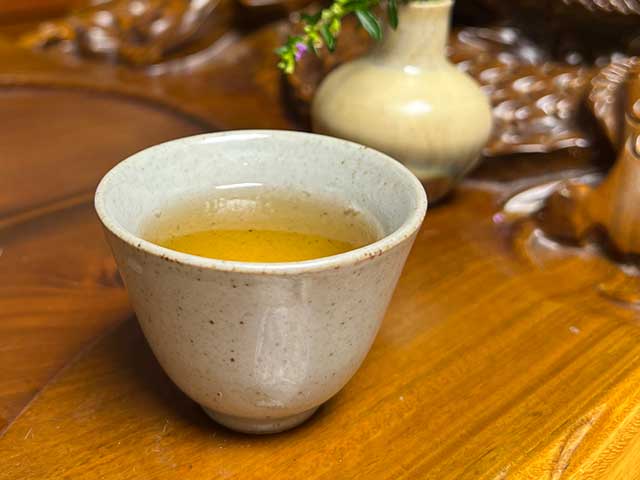 图为紫玉茶厂2006年忙肺老茶品茗第十道茶汤