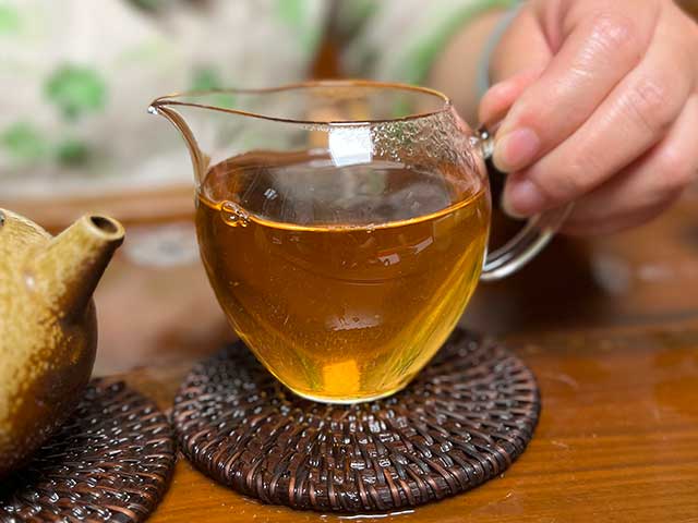 图为福海茶厂2004年特级A布朗山野生大树茶品鉴头道茶汤