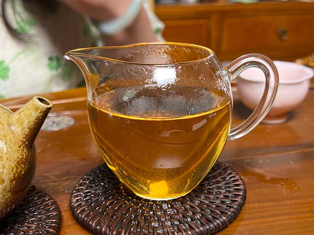 图为福海茶厂2004年特级A布朗山野生大树茶品鉴第四道茶汤