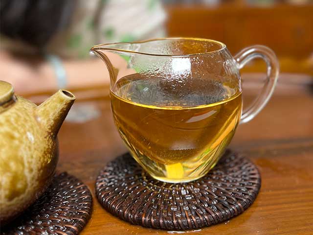 图为福海茶厂2004年特级A布朗山野生大树茶品鉴第八道茶汤